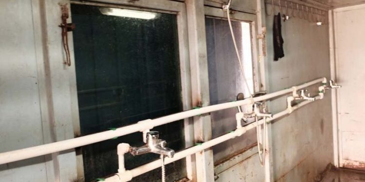 圖為在塞爾維亞的中國玲瓏輪胎廠工作的越南工人使用的淋浴間。（人權組織A11）