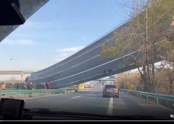 湖北高速路橋面側翻 砸中轎車 3貨車墜落（視頻）