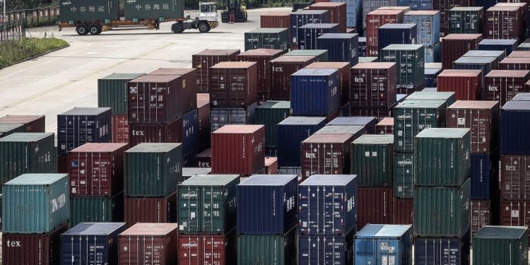 疫情防疫措施加劇的情況下,中共政府面臨著更大的經濟壓力,當局聲稱,將在未來採取更多措施穩定外貿,保障貿易供應鏈穩定。圖為,中國最大的內陸港口:武漢市的長江陽邏集裝箱港口。(圖片來源:Wang He/Getty Images)