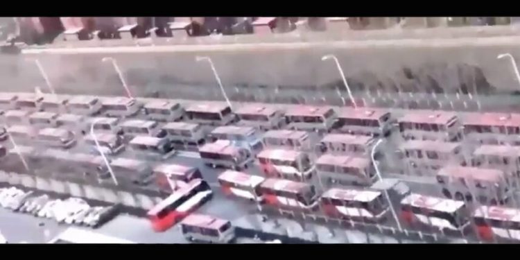 網傳視頻中,馬路上停放異常的公交車,據稱是天津馬路上停滿的拉人去隔離的公交車。(視頻截圖)