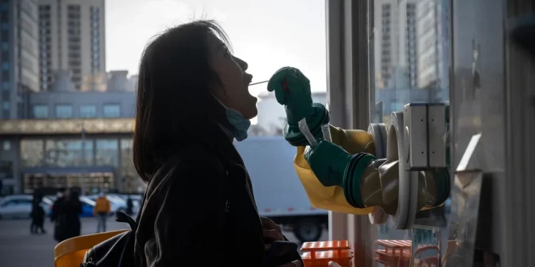 與北京相鄰的天津市確診數字突然激增, 中共病毒Omicron變種病毒也爆出本土病例,2月4日即將登場的北京冬奧會又將面臨新一波衝擊。圖為,1 月 8 日,中國在北京東南 100 公里的天津市報告了首兩例 Omicron 變異病例,天津市 1400 萬人口正在接受檢測,部分地區已被封鎖。(圖片來源:Andrea Verdelli/Getty Images)