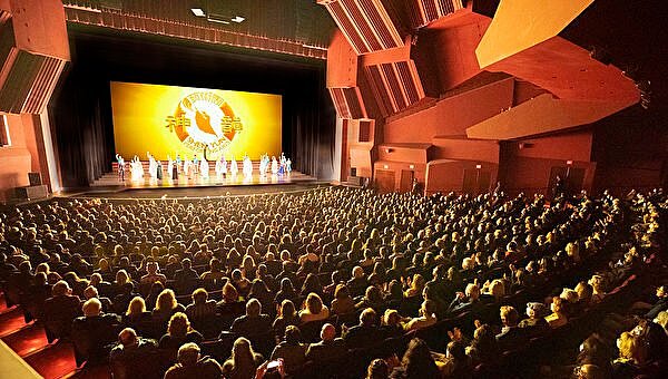 神韻國際藝術團12月30日晚在加州橙縣柯斯塔梅莎表演藝術中心上演了今年的首場演出,票房售罄。(圖片來源:季媛/大紀元)