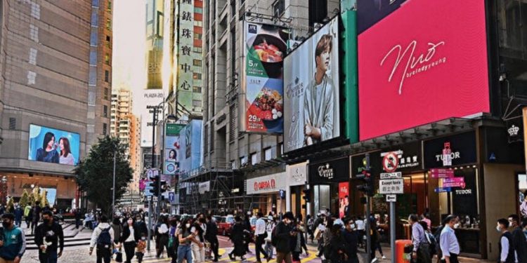 香港當局效仿大陸瘟疫清零政策致外籍人士紛紛離開。圖為香港街頭。(圖片來源:大紀元)