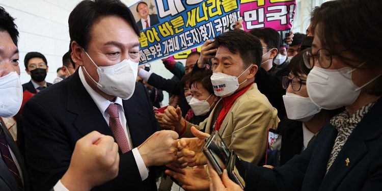 韓國新世界集團副會長鄭溶鎮近日在社交媒體上發起一場反共產主義運動「myulgong」,總統候選人尹錫悅(左一)在內的多位政要也加入表達支持。圖為尹錫悅資料照。(Kim Hong-Ji - Pool/Getty Images)