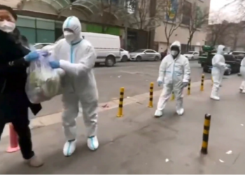 西安封城送菜靠人肉接力 網友怒：把我們當傻子？