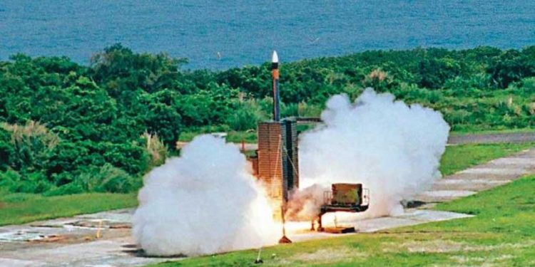 天弓三型飛彈屬陸基型防空武器,最快速度達7馬赫,國防部已追加預算量產,提升台灣防空戰力。(翻攝中科院官網)