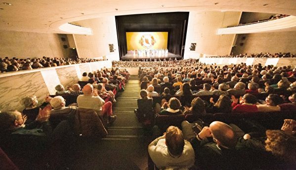 2022年2月20日下午,神韻環球藝術團於南特市議廳(Cité des Congrès de Nantes)進行了第八場演出,全場爆滿。(章樂/大紀元)