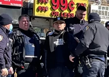 紐約警方逮捕了攻擊法輪功真相點的暴徒