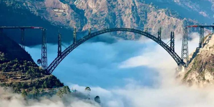 漂浮在雲端 世界最高鐵道橋將在印度完工（Railway Minister Ashwini Vaishnaw shared a pic of the Chenab Bridge）