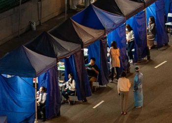 確診持續激增 香港官員改口