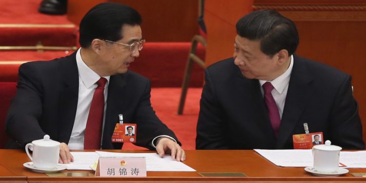 习近平与胡锦涛。(Photo by Feng Li/Getty Images)
