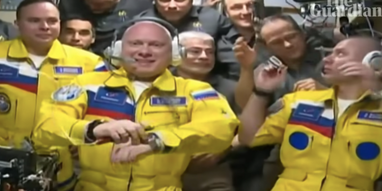 当三名俄罗斯宇航员身穿黄色并带有蓝色点缀的太空服抵达国际空间站时，太空服的非常“乌克兰颜色”令世界为之一亮。（图片来源：视频截图）