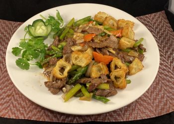 【梁廚美食】蘆筍油條炒牛肉/靈芝花旗參燉乳鴿