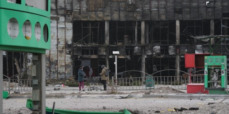 MARIUPOL, UKRAINE - MARCH 26: Civilians are being evacuated along humanitarian corridors from the Ukrainian city of Mariupol under the control of Russian military and pro-Russian separatists, on March 26, 2022. (Photo by Stringer/Anadolu Agency via Getty Images)