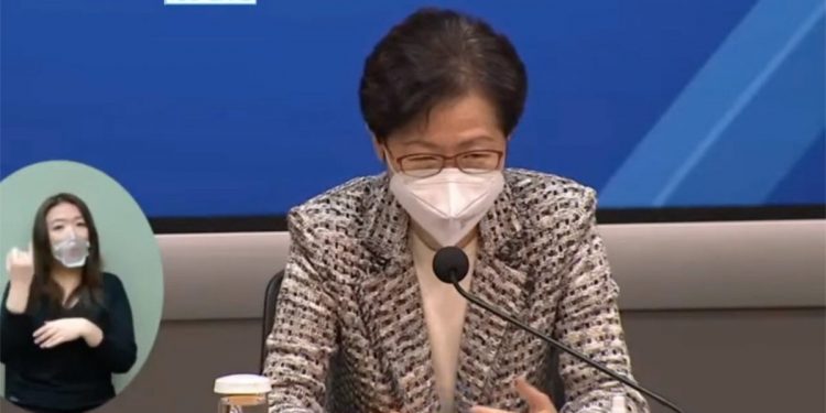 林鄭月娥在9日的政府總部記者會中終於戴口罩見記者。(視頻截圖)