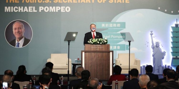 美國前國務卿蓬佩奧(Mike Pompeo)4日上午在台北君悅酒店發表演說。(圖片來源:中央社)