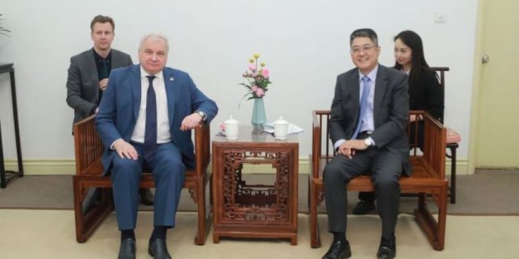 中共外交部官網今天公布了中共外交部副部長樂玉成與俄羅斯駐中國大使德尼索夫（Andrey Denisov）18日會見的訊息，指兩人針對烏克蘭局勢、中俄關係、深化兩國在金磚及上海合作組織架構內合作、國際與地區形勢等共同關心的問題，交換意見。（圖片：外交部網）
