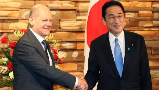 德國總理奧拉夫·肖爾茨4月28日展開就任以來首次亞洲行，他直赴日本而非最大貿易夥伴中國，更在與日相聯合舉行的記者會上表示“首站來到東京並非巧合”，引發外界關注。 (Photo by Yoshikazu Tsuno - Pool/Getty Images)
