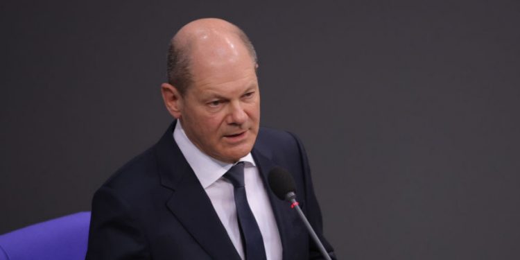 德國總理肖爾茨(Olaf Scholz)4月6日(周三)表示,德國將儘可能的支援烏克蘭,直到俄國撤軍。圖為德國 - 4 月 6 日:德國總理奧拉夫·舒爾茨在德國聯邦議院舉行的問答環節中回答了議員們的提問,在此期間,他在談到當前俄羅斯對烏克蘭的軍事入侵時說:“俄羅斯可能不會贏得這場戰爭。”(圖片:Sean Gallup/Getty Images)
