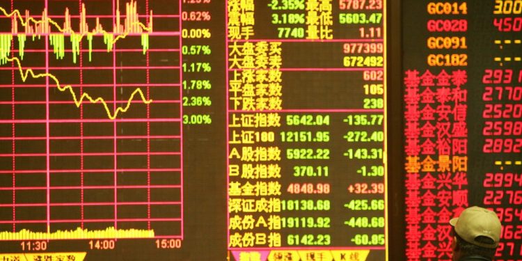 根據最新發布的調查,中國上市公司普遍存在年報「壓線交卷」的情況,六成以上的上市公司選擇把年報發布的時間一拖再拖,導致報告時效性出現延遲。圖為,一名投資者在 2007 年 11 月 5 日在中國吉林省長春市查看一家證券公司的股價。(圖片來源: China Photos/Getty Images)