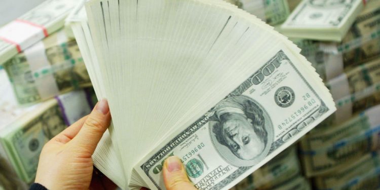 SEOUL, SOUTH KOREA - FEBRUARY 22:  A South Korean banker carries US dollar bank notes at the Korea Exchange bank on February 22, 2005 in Seoul, South Korea. The South Korean won jumped to its highest intraday level in more than seven years in domestic trade on Tuesday, boosted by strong foreign equity buying and exporter deals. (Photo by Chung Sung-Jun/Getty Images)