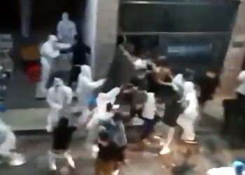 白衛兵毆打孩子激起民憤 上海爆發封城以來最激烈反抗（多視頻）