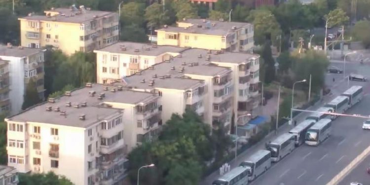 北京朝陽區南新園的居民被拉走集中隔離(圖片來源:網絡)