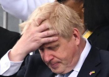 不信任投票遠超預期 英相約翰遜涉險過關
