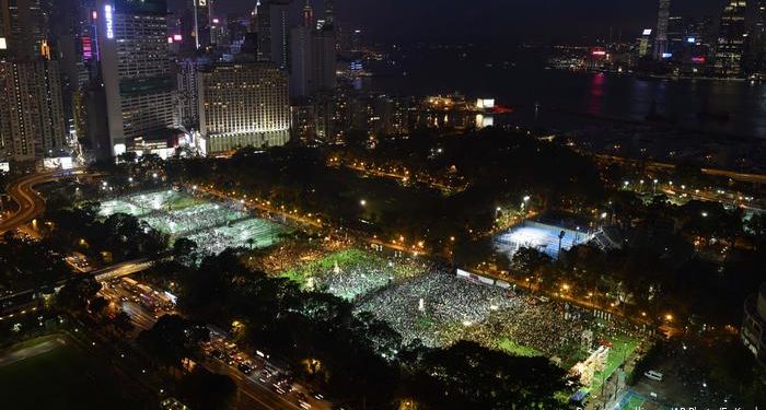 2019年6月4日晚，香港維園「六四」活動，有18萬人參加，同時有3萬7千警員包圍。（Picture Alliance/AP/ E. Kwok)