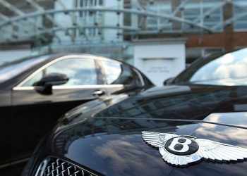 車位被占 國企書記夫人放話：開50輛賓利堵車位