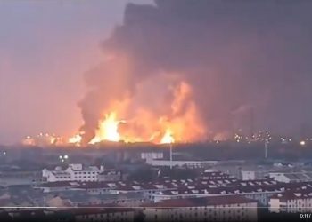上海石化發生多次劇烈爆炸 巨大火團沖向數百米高空 （視頻）