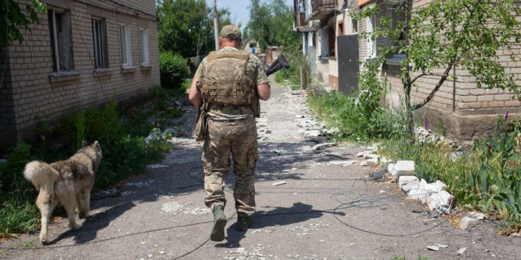 2022年6月4日,41歲的烏克蘭軍人 Artem Ivanov 在烏克蘭 Velyka Novosilka 穿過炮擊街道。 隨着俄羅斯對烏克蘭的進攻已超過100天,戰鬥集中在頓巴斯東部地區,軍隊傷亡人數穩步上升。(圖片:Anastasia Vlasova/Getty Images)
