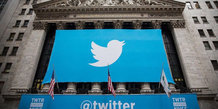 Twitter 徽標顯示在紐約證券交易所 (NYSE) 外的橫幅上。(圖片:Andrew Burton/Getty Images)