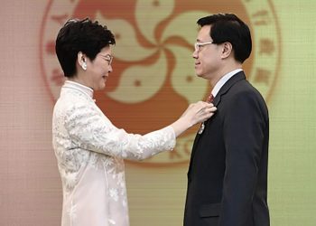 林鄭臨走埋陷阱？特首李家超任內獲頒「大紫荊」