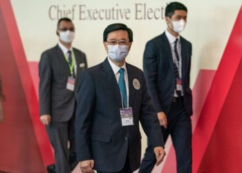 家中現金成堆？爆香港新特首被美制裁靠點鈔機數錢