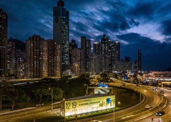 香港主權移交25年後現狀引憂 英相：我們不會放棄香港