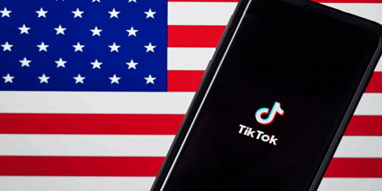 TikTok在給美國議員的信中承認，中國員工確實接觸過美國用戶敏感數據。(Cindy Ord/Getty Images)