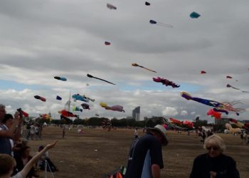 英國法輪功學員參加國際風箏節 「法輪大法好」橫幅飛上天空