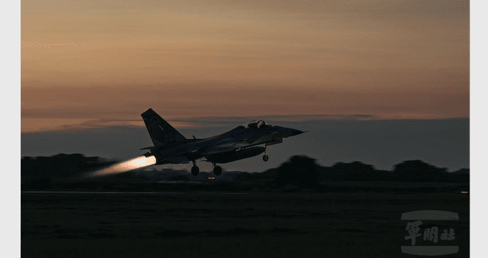 因應中共軍事侵擾、挑釁，台空軍全天候防空警戒，夜訓攔截。（軍聞社）
