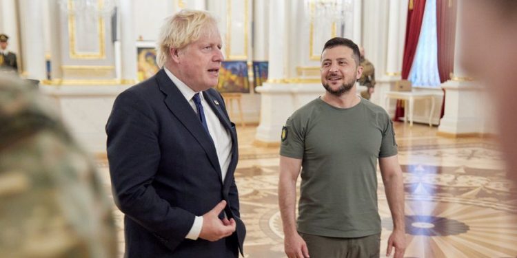 2022年8月22日，烏克蘭獨立31周年，英國首相約翰遜（左）現身基輔，與烏克蘭總統澤倫斯基（右）在一起。（圖取自Boris Johnson推特）
