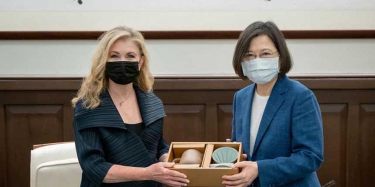 美國聯邦參議員布萊克本(Marsha Blackburn) 於25日-27日訪問臺灣,是本月第4個訪問臺灣的美國政要代表團。她這一大踩中共紅線的說法引發外界關注。(臺灣總統府圖片)
