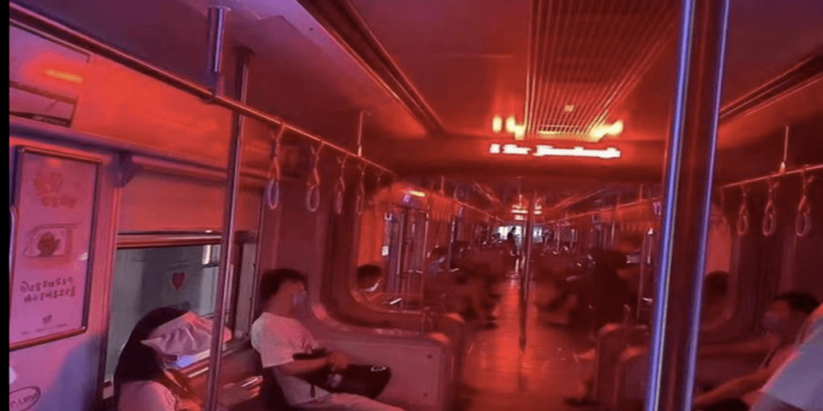 重慶地鐵停電車廂詭異紅光像密室逃生的場景（圖片來源：視頻截圖）