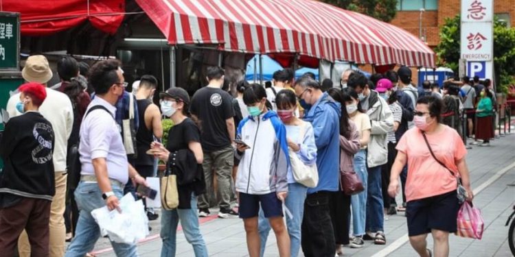 圖為醫院外等候人潮。(中央社檔案照片)