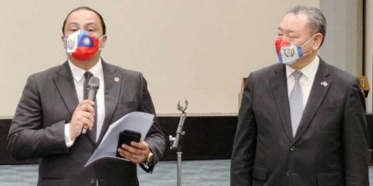 危地馬拉外交部長抵台訪問。圖為瓜地馬拉外交部長步卡羅(左)與中華民國外交部次長俞大㵢(右)(網絡圖片)