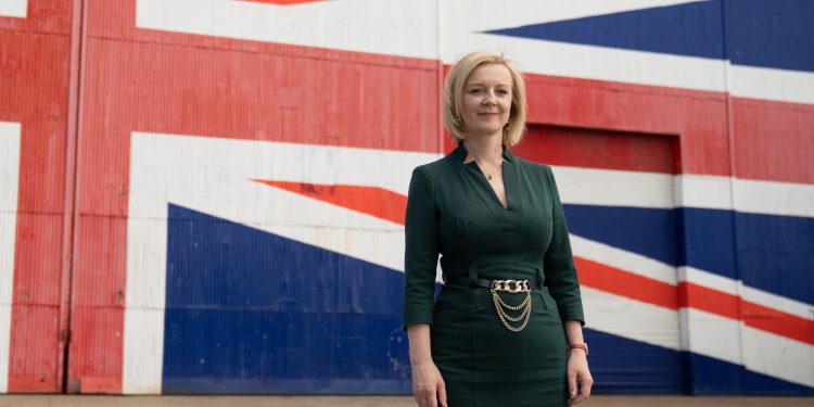 英國外相利茲·特拉斯(Liz Truss)被視為最有可能成為新首相。(圖片來源:翻攝自特拉斯推特)