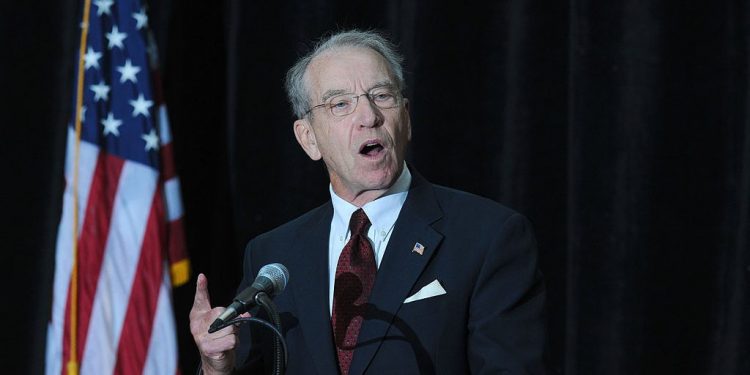 8月17日,愛荷華州聯邦參議員查克‧格拉斯利(Chuck Grassley)在給FBI局長克里斯托弗‧雷(Christopher Wray)的信中表示,聯邦調查局內部存在著「反川普的政治偏見」,比如他們啟動了對川普的調查,卻擱置了對亨特‧拜登(Hunter Biden)的調查。(圖片:Steve Pope/Getty Images)