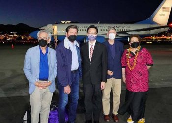 專機再降台灣 美跨黨派議員團又來了 里根號航母再南下
