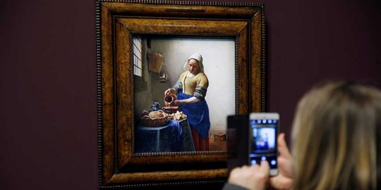 掃描發現 名畫「倒牛奶的女僕」內藏玄機 （圖片：Thierry Chesnot/Getty Images)