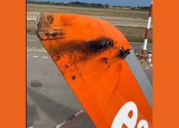 罕見事故 瑞士客機遭雷擊 燒出兩個洞