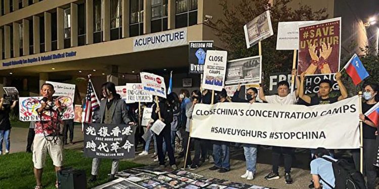 新疆人權報告引國際關注 要求追究中共責任。圖為維吾爾族人於洛杉磯中領館前抗議中共種族滅絕罪行，呼籲民眾拒看北京冬季奧運會。（界立建提供）